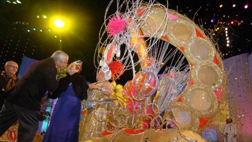 Momento de la coronación de Lucía González como Gran Dama del Carnaval 2011.