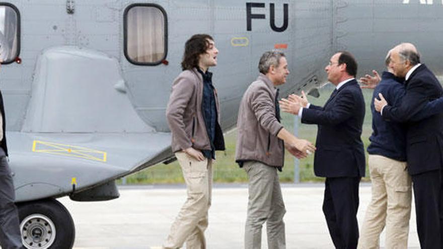 Hollande recibiendo a los periodistas secuestrados.