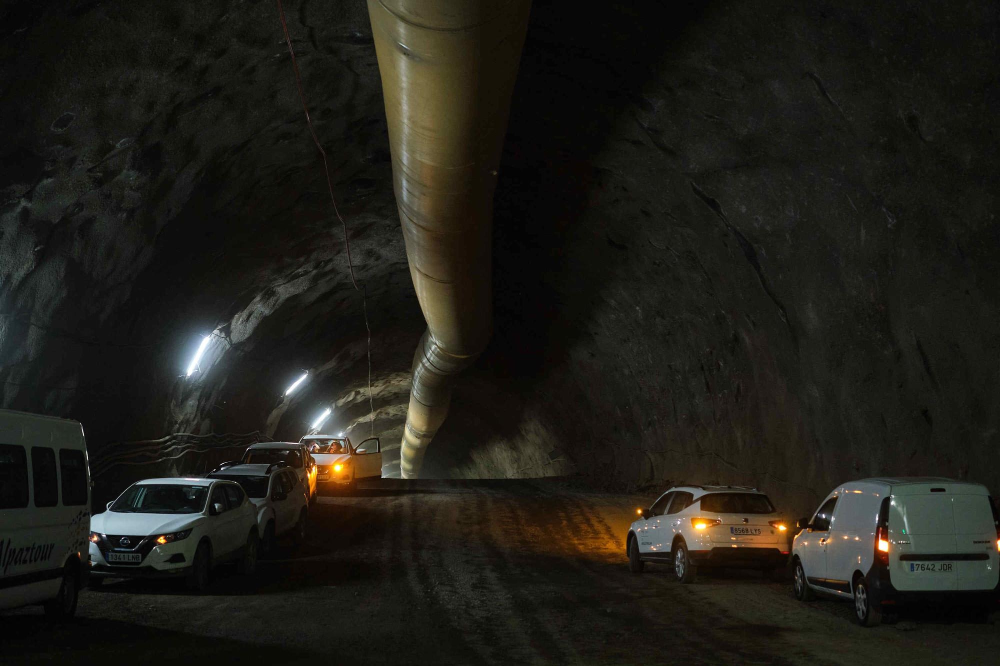 El presidente de Canarias visita las obras del cierre del anillo insular en Santiago del Teide.