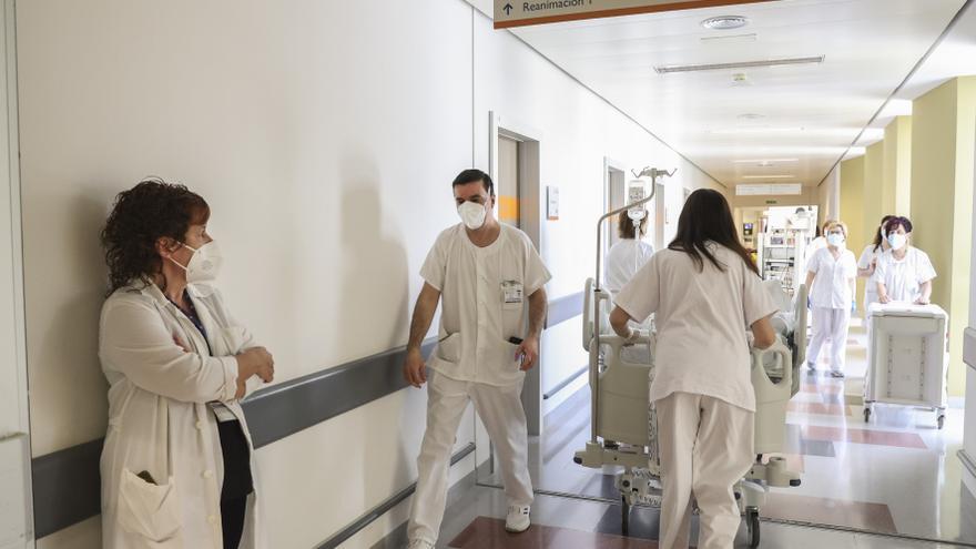 Los hospitales prevén tres semanas más de aumento de ocupación y agilizan altas