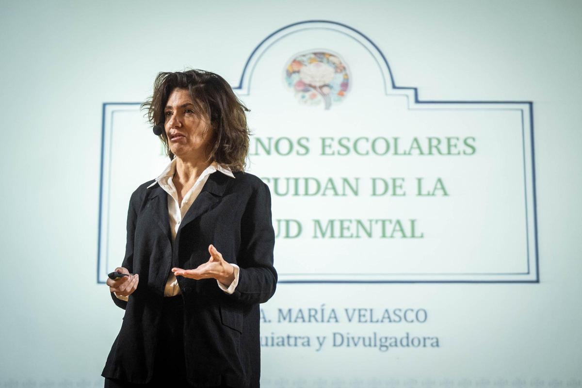 La psiquiatra infantojuvenil María Velasco durante una de las ponencias del 'II Encuentro entre Directores y Directoras de centros de Canarias', en el IES El Chapatal.