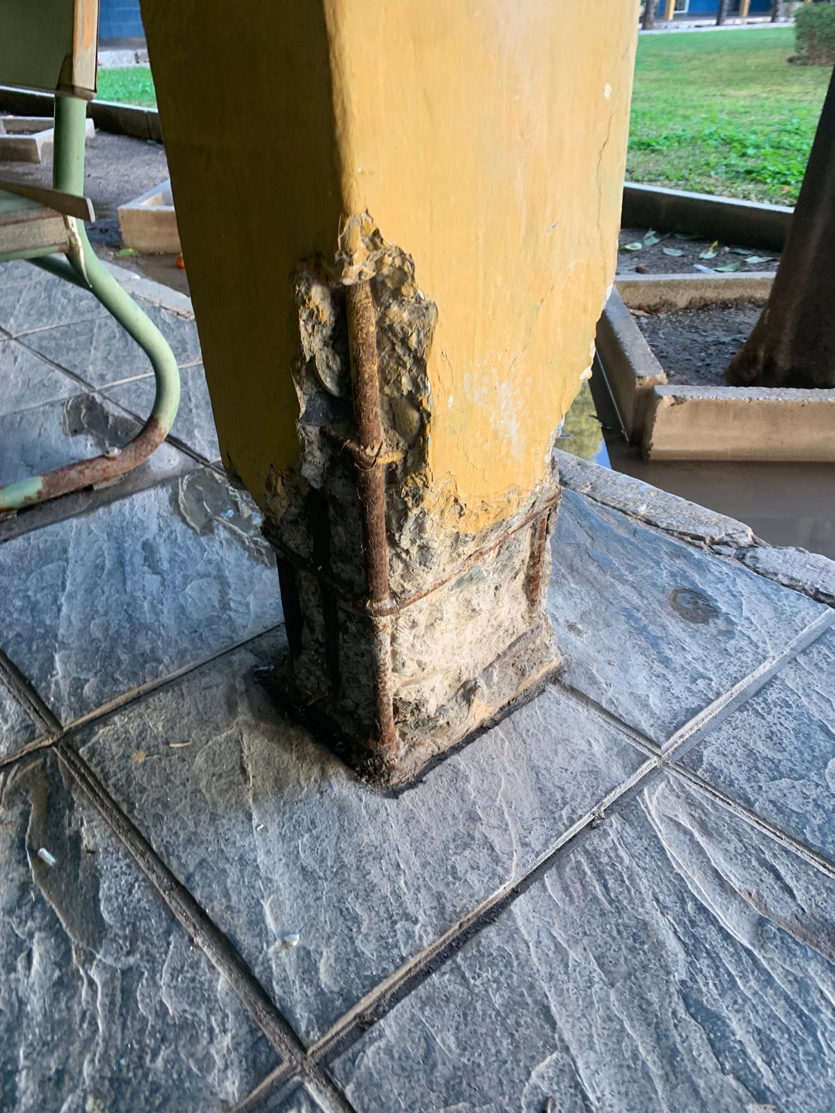 Así se encuentra la base de una de las columnas del patio del IES Martiricos.
