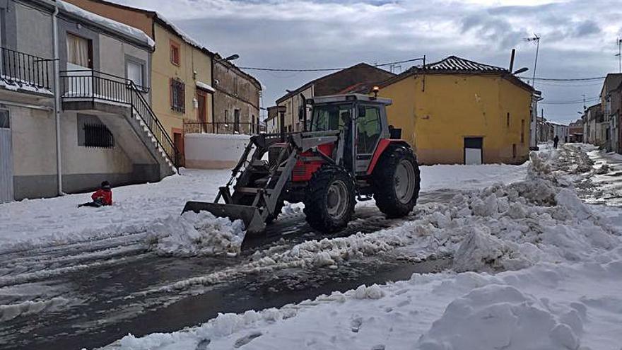 Un tractor despeja las calles de Fuentesaúco.