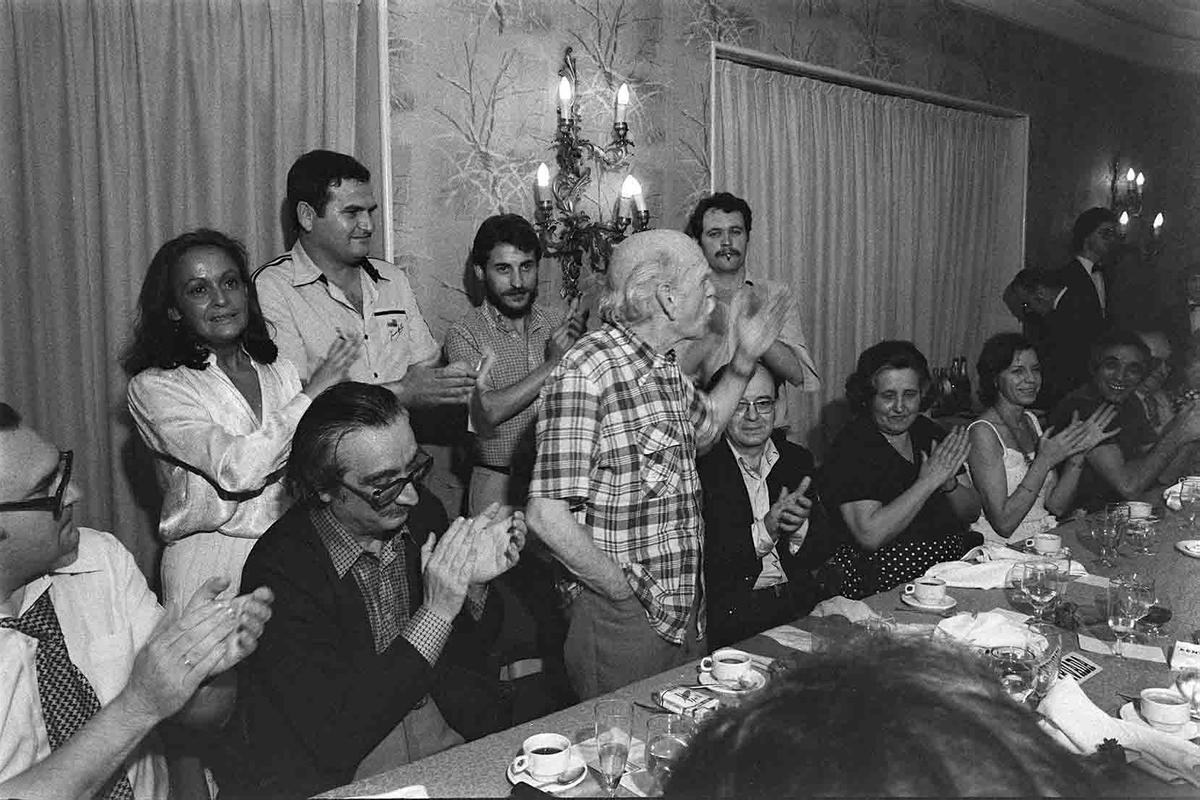 Josep Renau durante una cena en su honor junto a Joan Fuster y Estellés.