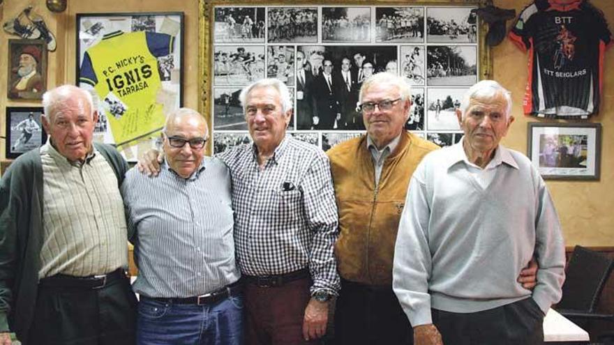 Zweirad-Veteranen: (v. li.) Miquel Martorell, Francisco Tortella, Biel Mora, Pedro Gayá und Josema Errandonea in El Toro.