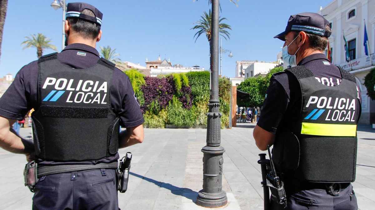 Una pareja de agentes de la Policía Local de Mérida.