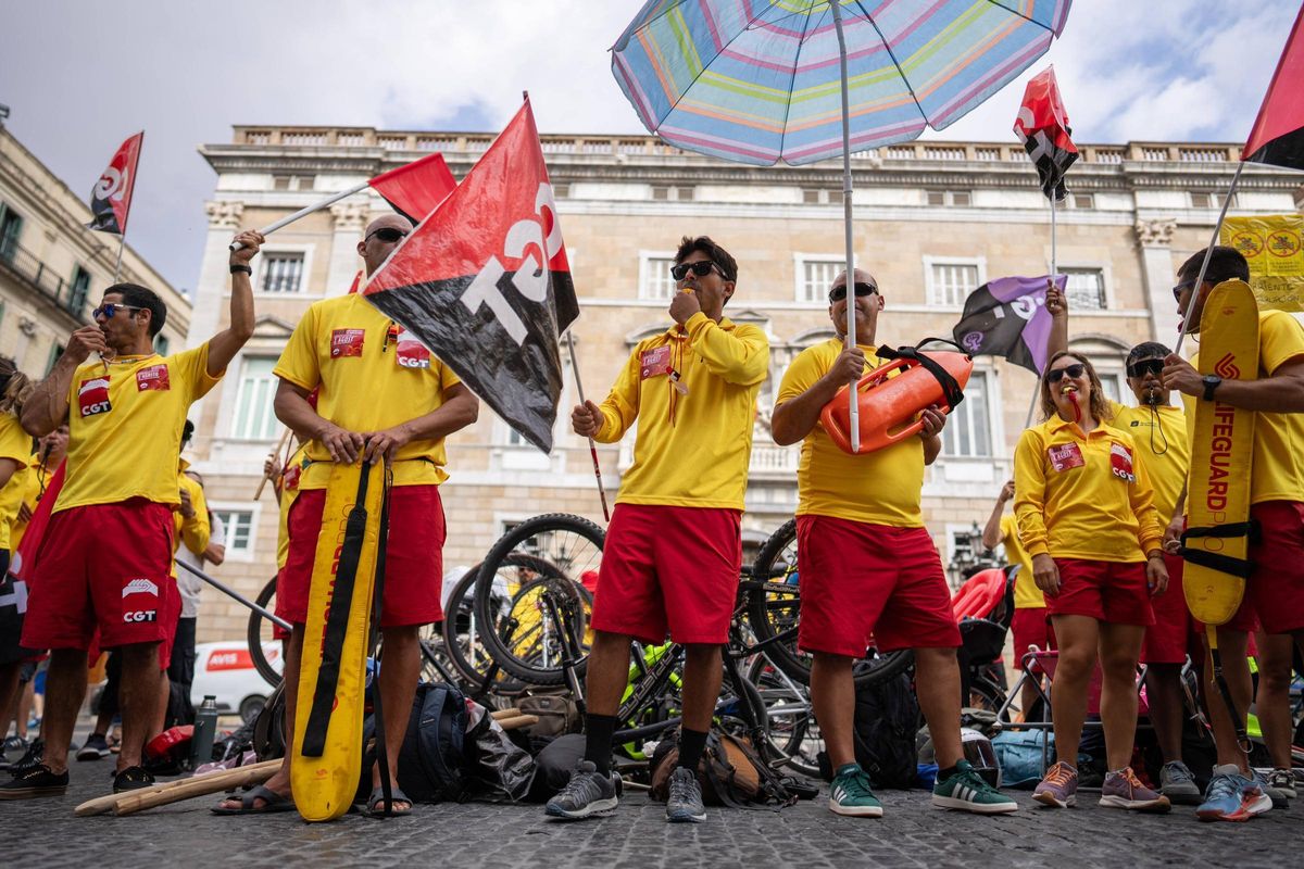 Los socorristas de Barcelona protestan contra la precariedad y la falta de personal