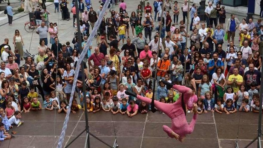 La equilibrista en el espectáculo inaugural en la Plaza de Galicia. // Noé Parga