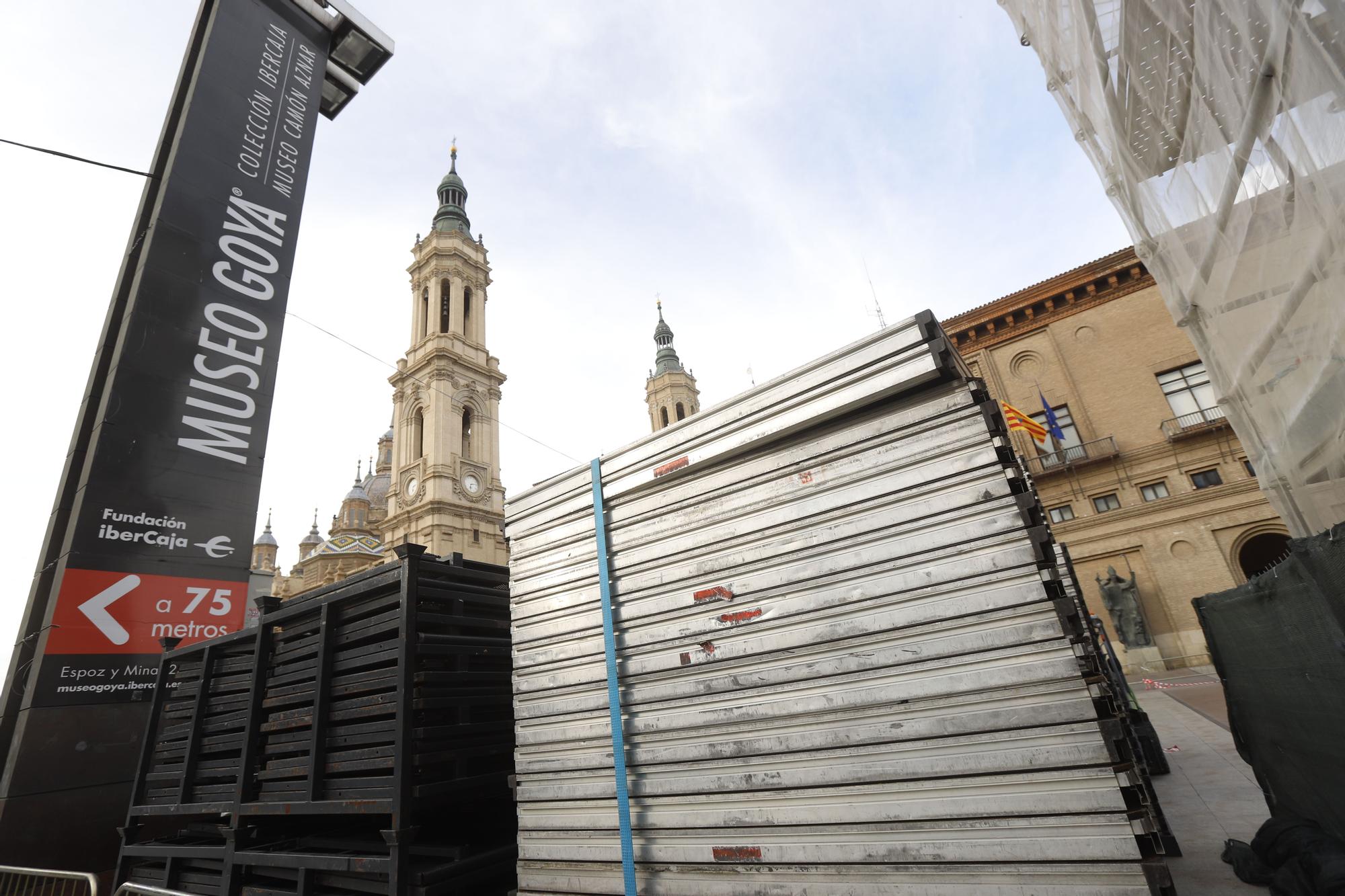 Trabajos de montaje de los escenarios de Fiestas del Pilar en la plaza del Pilar