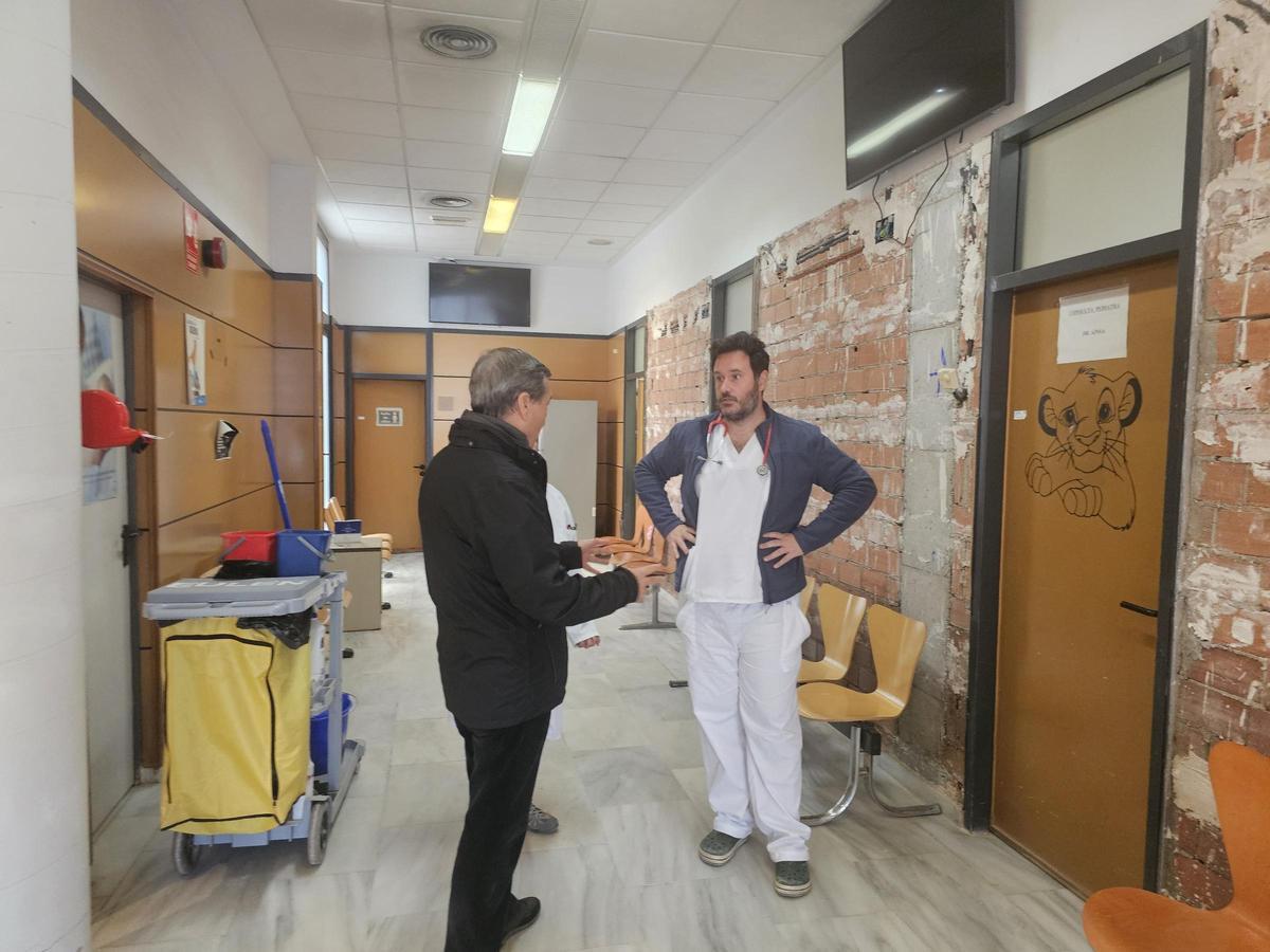 El conseller Marciano Gómez en su visita al centro de salud de Alfafar.