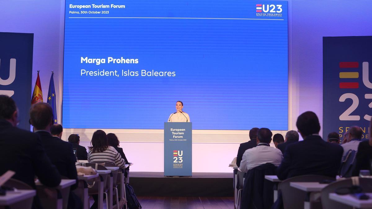 Die balearische Ministerpräsidentin Marga Prohens hält vor dem sogenannten Tourismusforum eine Rede.