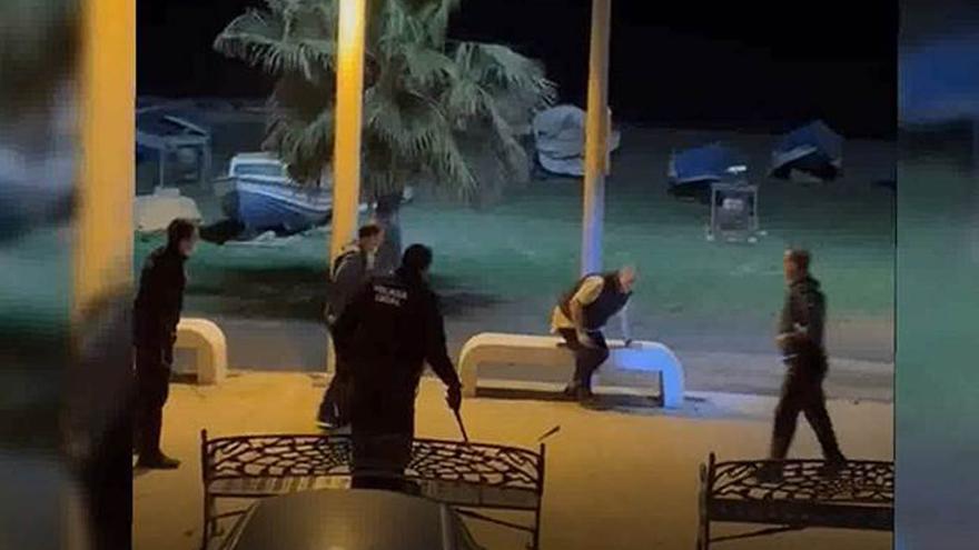Guardia Civil y Policía Local de Rincón de la Victoria reducen a un hombre armado con un cuchillo