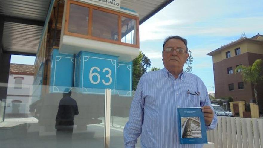 Antonio González, ayer con su libro junto al tranvía del Morlaco, desde diciembre en las que fueron sus cocheras en Pedregalejo.