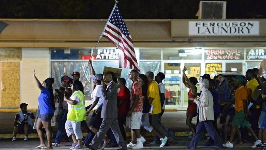 Ferguson consolida la paz en sus calles y la Guardia Nacional se retira