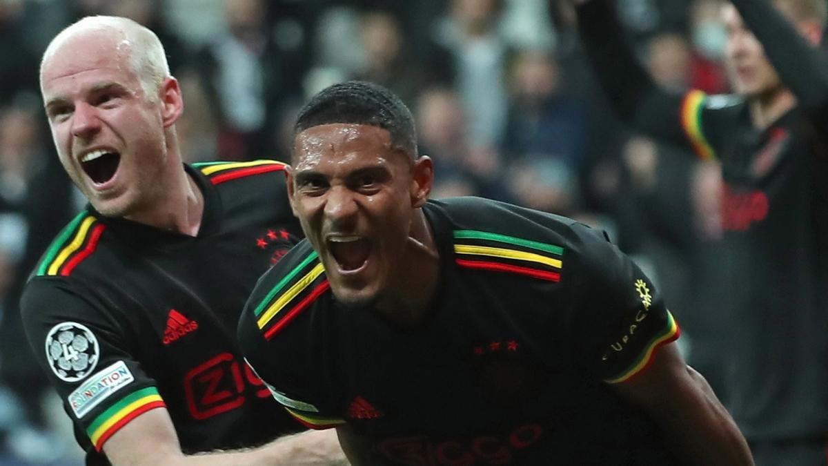 Haller celebrando su gol