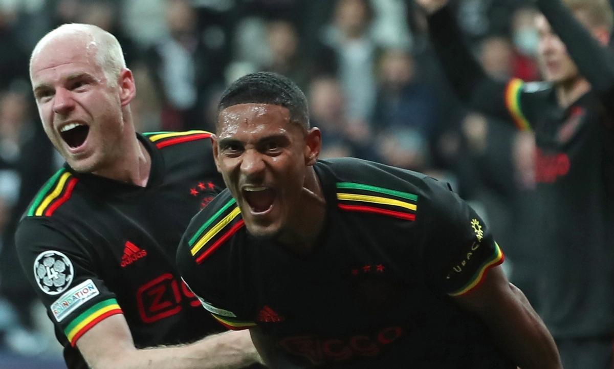 Haller celebrando su gol