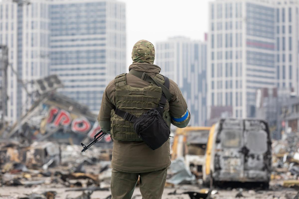 Un soldado ucraniano vigila el entorno de un centro comercial destruido por las bombas en Kiev. March 29, 2022, Kiev