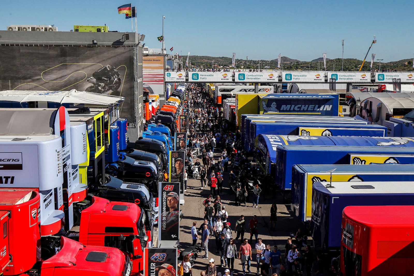 Cientos de personas acuden a Cheste para no perderse las carreras de MotoGP