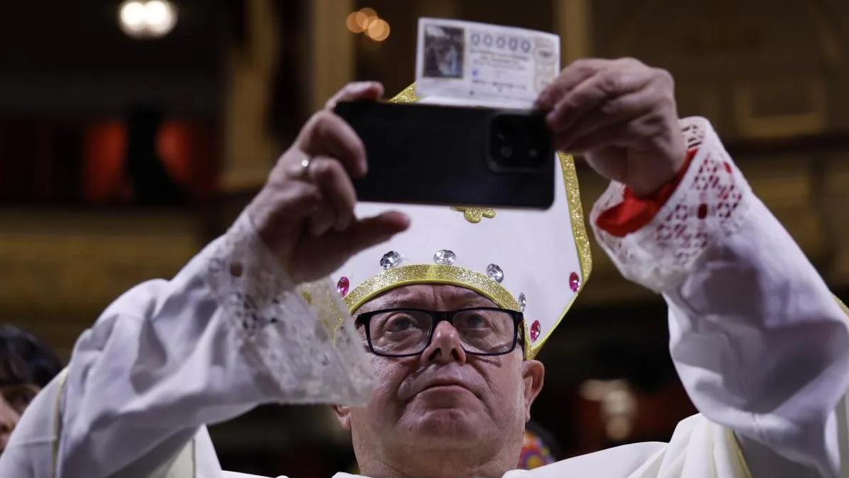 Un padre, un Don Quijote, un obispo y más disfraces se han visto en la Lotería de Navidad 2024