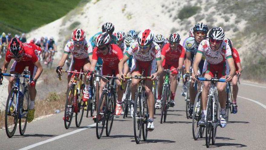 Varios ciclistas del Grupo Maldonado en cabeza de la prueba celebrada por las carreteras vallisoletanas.