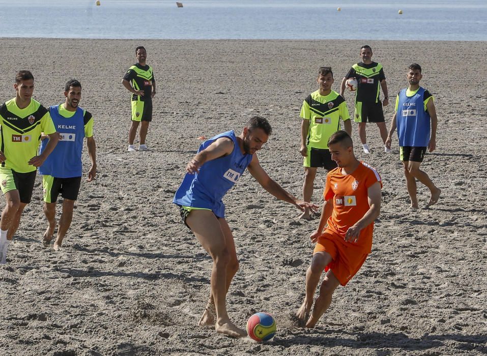 El equipo ha llevado a cabo una distendida sesión de trabajo a la orilla del mar con la única ausencia de Manuel Sánchez