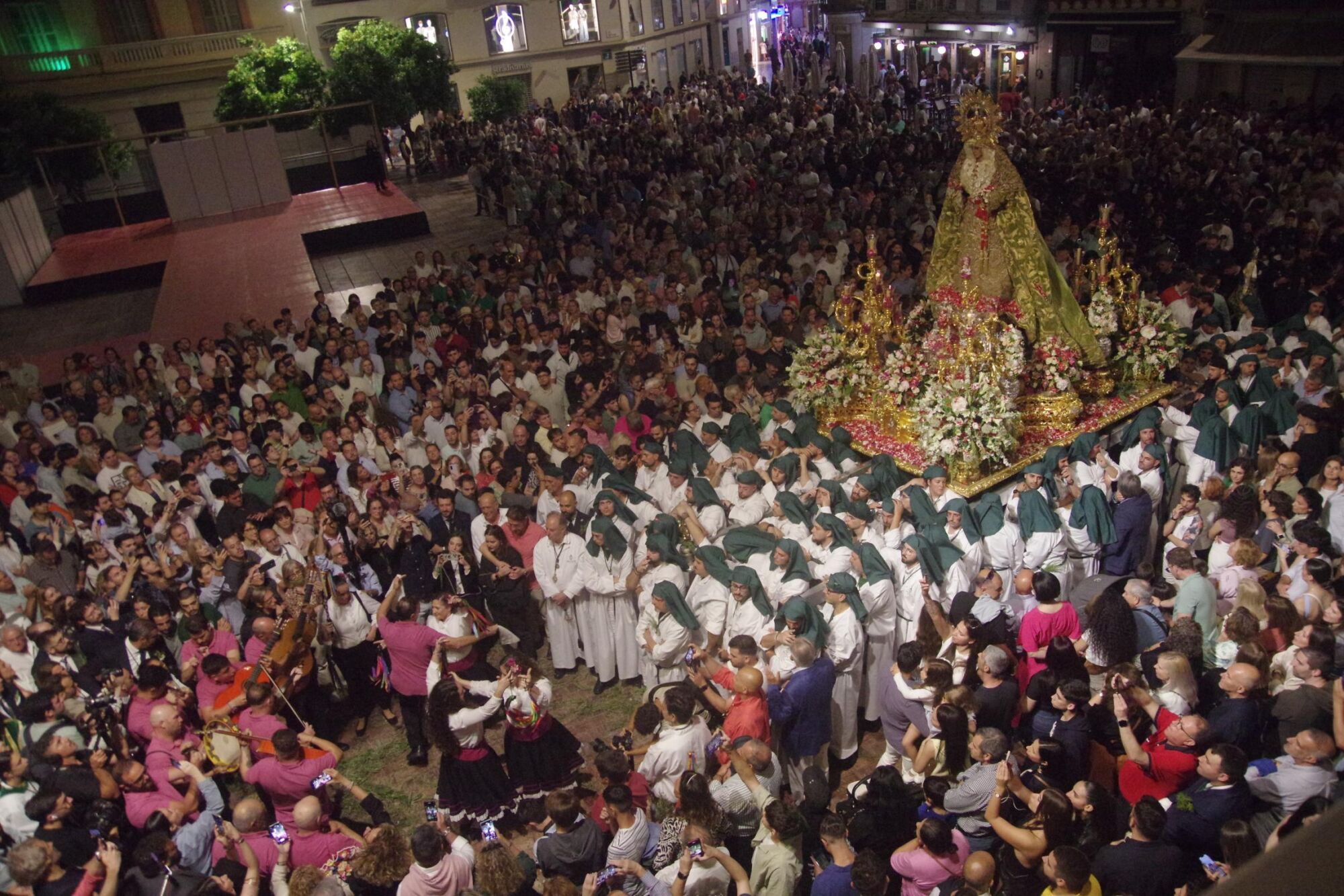 Procesión triunfal de regreso de la Virgen de la Esperanza a su basílica tras su peregrinación a Roma