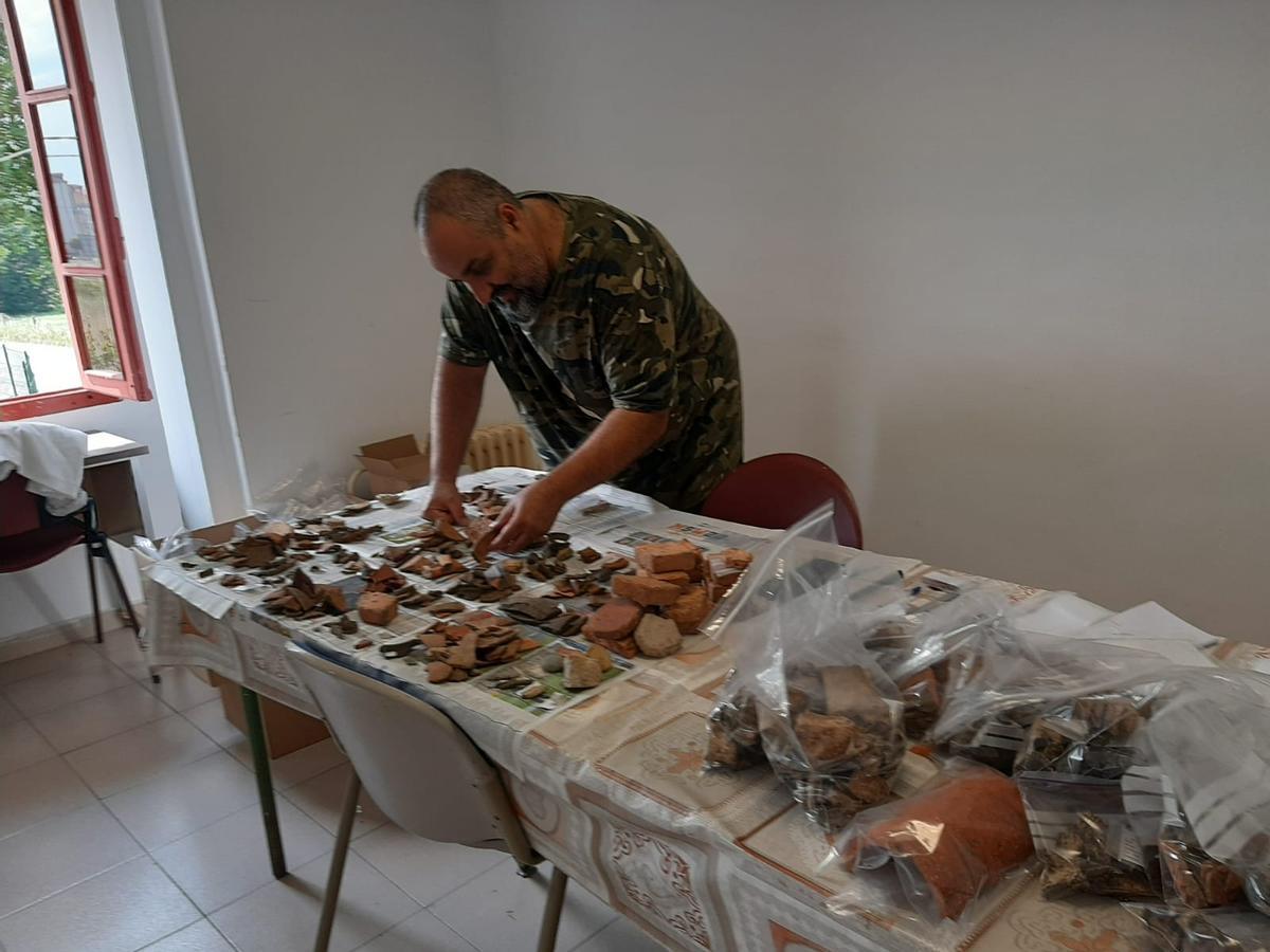 Así se limpian y clasifican los restos encontrados en el yacimiento de Lucus Asturum de Llanera