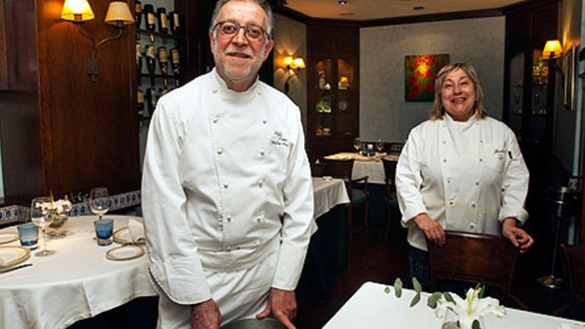 Pere Pérez, en primer plano, en el comedor de La Piña de Plata con Laila Vázquez. SERGIO LAINZ