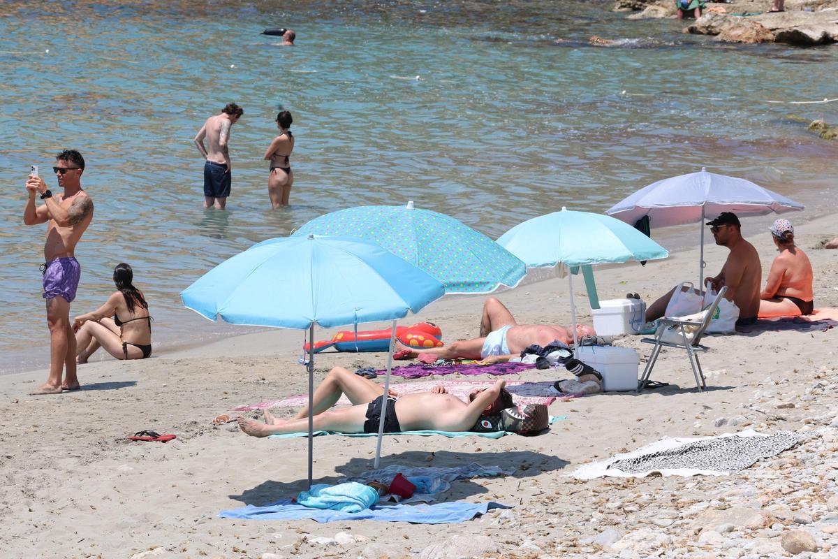 Crónica de un domingo en cala d'Hort con el aparcamiento cerrado.