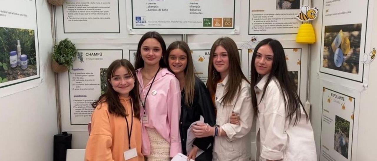 Las alumnas ganadoras Noa Caride, Carla García, Greta Pérez, Marta Palmás y Marta Quintela, en la feria.   | // FDV