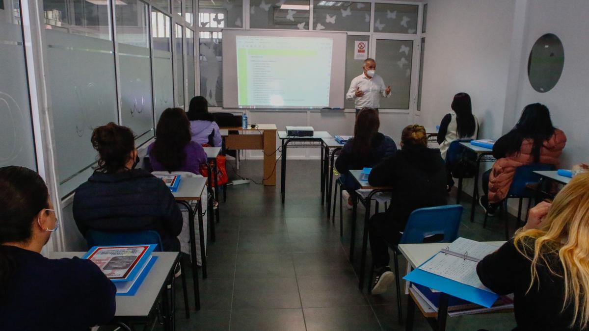 Uno de los cursos de formación para personas en riesgo de exclusión social promovido por Cáritas.