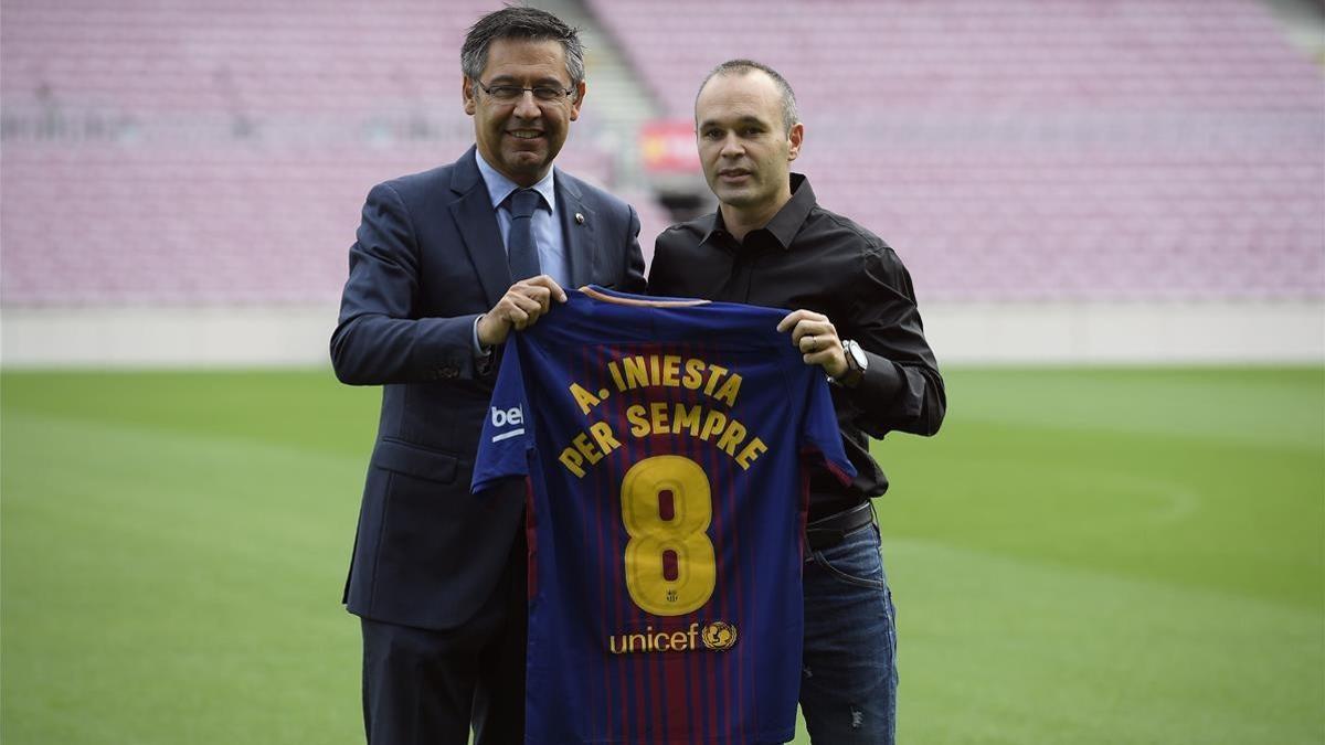 Iniesta, con Bartomeu en el Camp Nou.