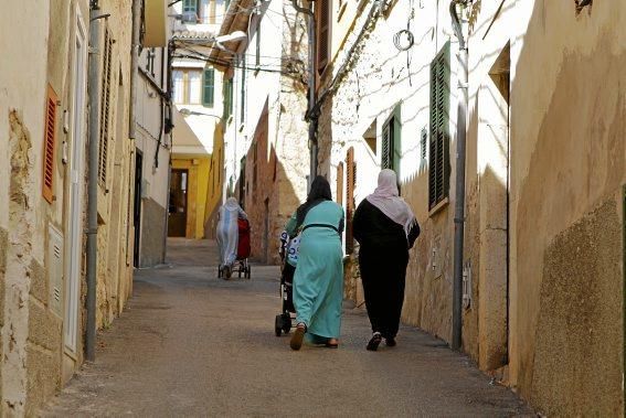 In Lloseta treffen unterschiedliche Kulturen und Baustile aufeinander. Ein Rundgang durch das Dorf in denen sich die Spuren der Vergangenheit bis zur Gegenwart wieder spiegeln.