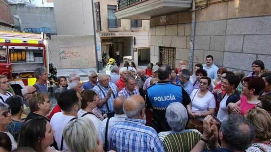 Los turistas, tras el desalojo.