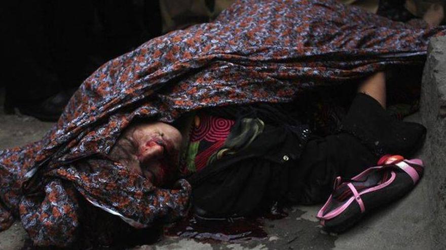 Lapidada por su propia familia una paquistaní embarazada que escogió a su marido
