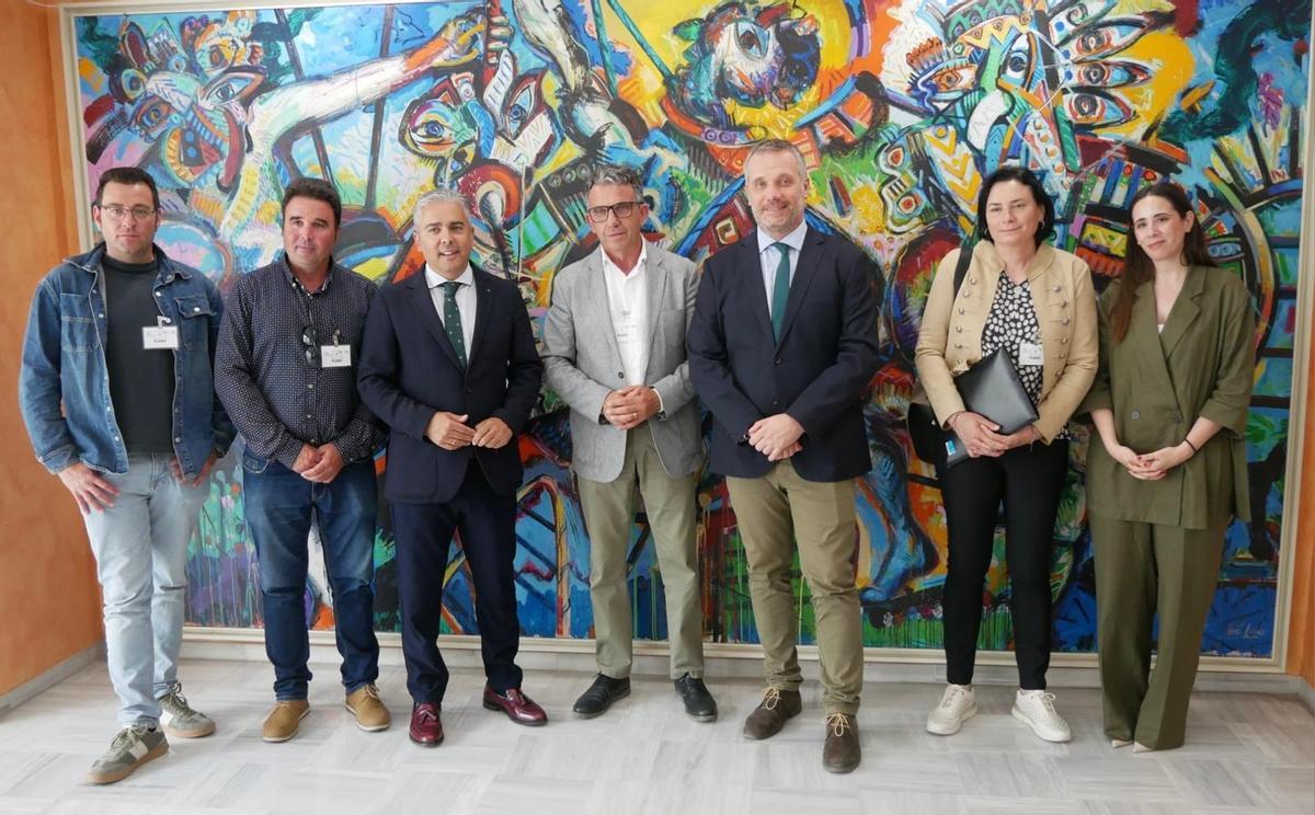 El presidente de COAG en la Región de Murcia, José Miguel Marín, junto diputados populares, este miércoles en la Asamblea Regional.