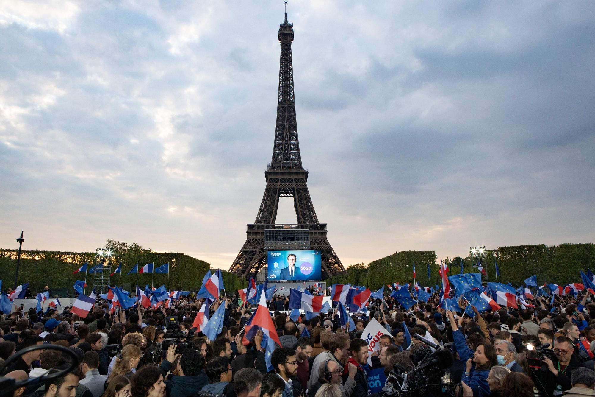 Partidarios del presidente francés Emmanuel Macron se reúnen frente a la Torre Eiffel para celebrar su reelección para un segundo mandato.