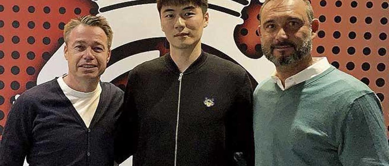 Ki Sung-Yueng, flanqueado por Lesaux y Javi Recio en la firma de su contrato.