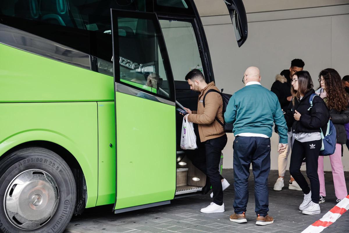 Pasajeros suben a un autocar.