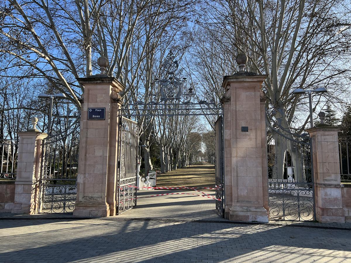 Acceso principal al parque de los Camps Elisis de Lleida, precintado a causa del fuerte viento