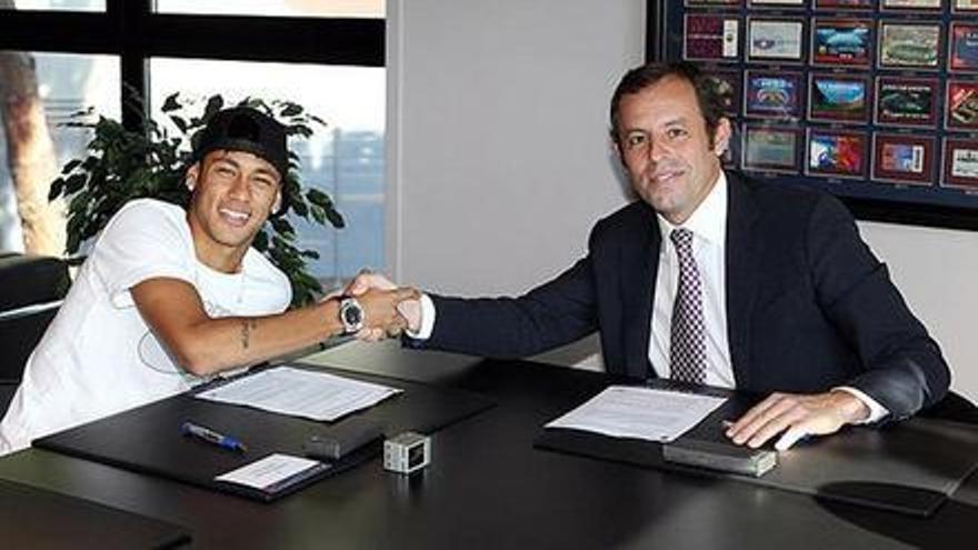 Neymar y Rosell, en el despacho presidencial del Barça en el Camp Nou.