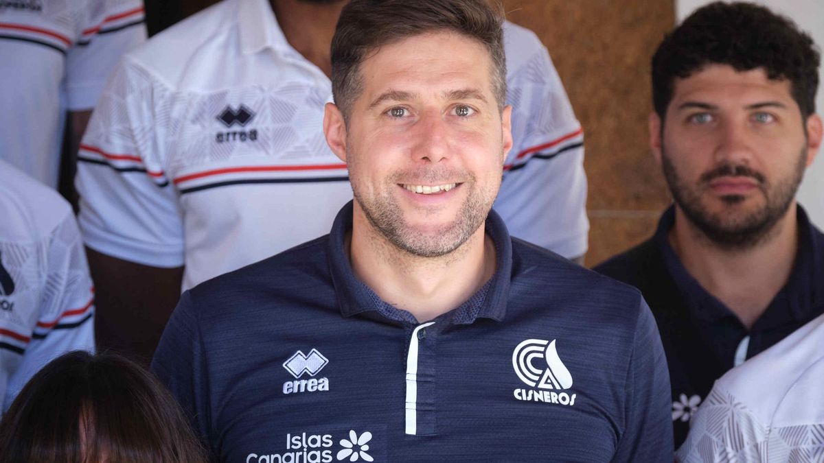 Matías Guidolín dando instrucciones en un encuentro de Superliga 2.