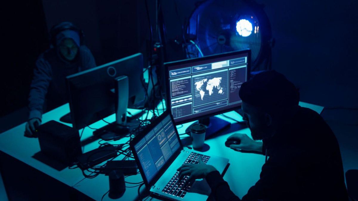 Hackers preparan un ataque informático.