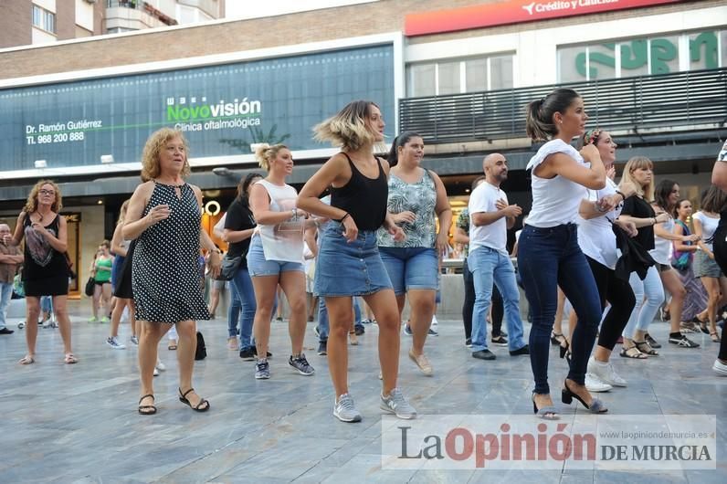 Los bailes latinos salen a la calle en Murcia