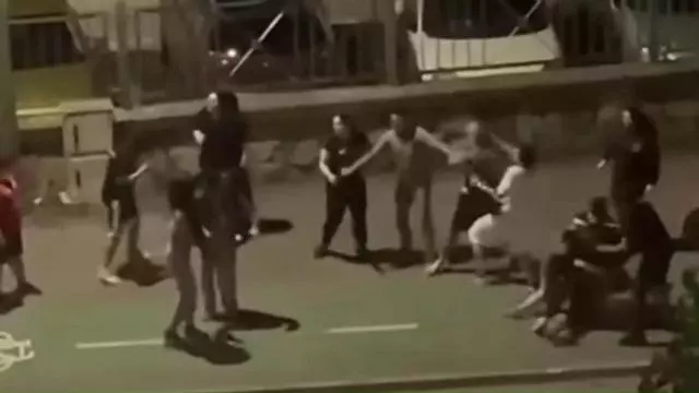 Una pelea multitudinaria en Ribeira se salda con un detenido y un hombre hospitalizado tras ser herido con una botella rota