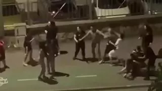 Pelea multitudinaria en Ribeira: un detenido y un hombre hospitalizado tras ser herido con una botella rota