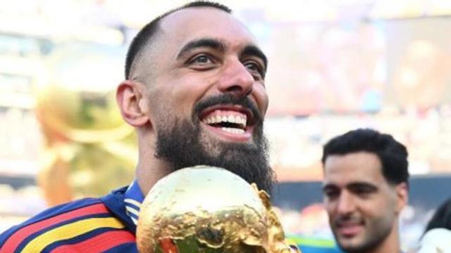 Borja, con la Copa del  Mundo. | EUROPA PRESS