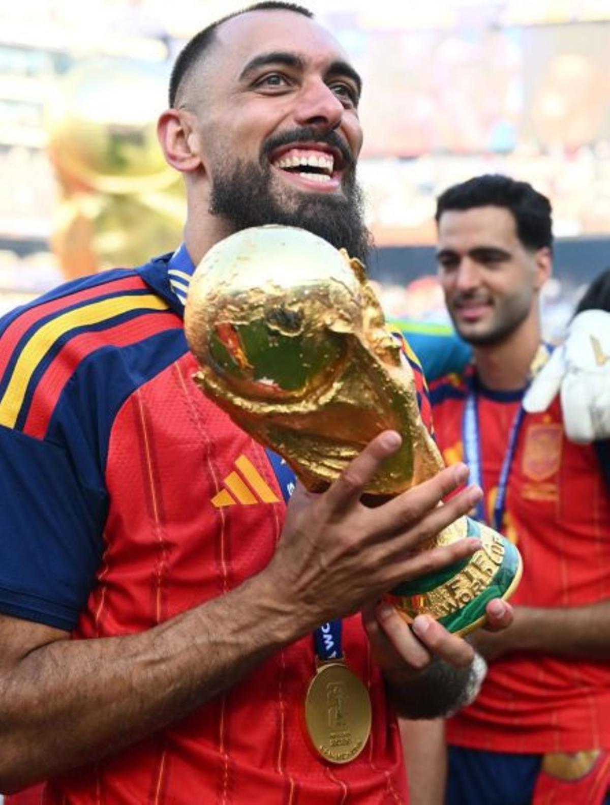 Borja, con la Copa del  Mundo. | EUROPA PRESS