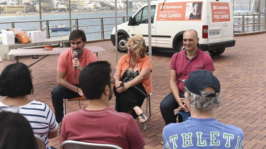 Ciudadanos contesta en la playa