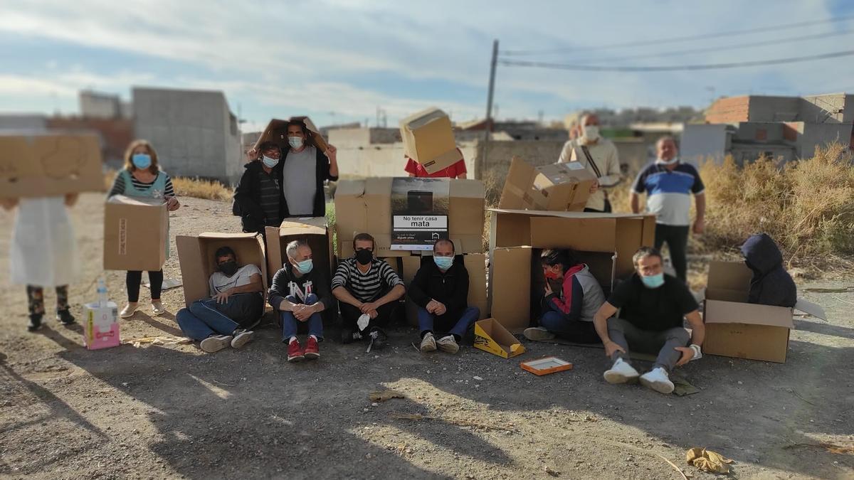 Personas sin hogar con cartones para narrar lo perjudicial de vivir en la calle